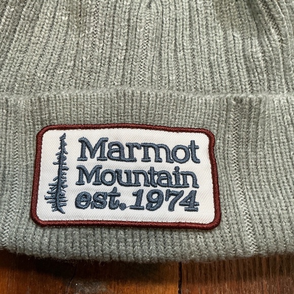 Marmot Mountain Knit Beanie Hat Gray Cuffed Logo Patch Winter Outdoor - Picture 3 of 6